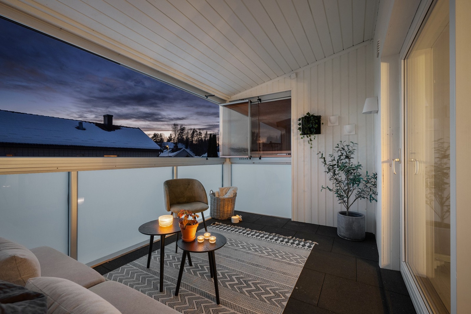 Balkongen har gode solforhold og kan brukes større deler av året. Galleribilde