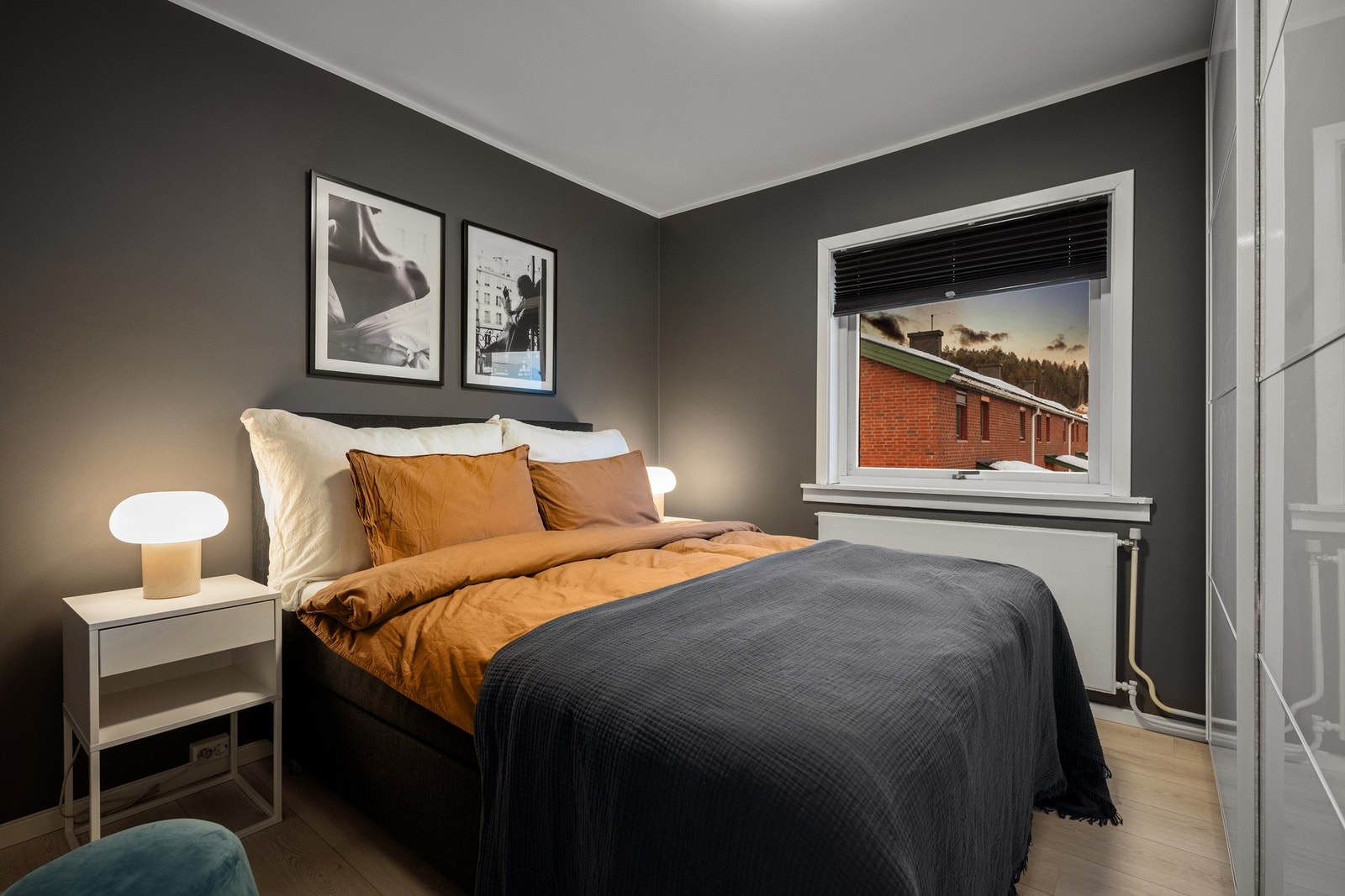 Mørke og moderne farger på de slette veggene Galleribilde