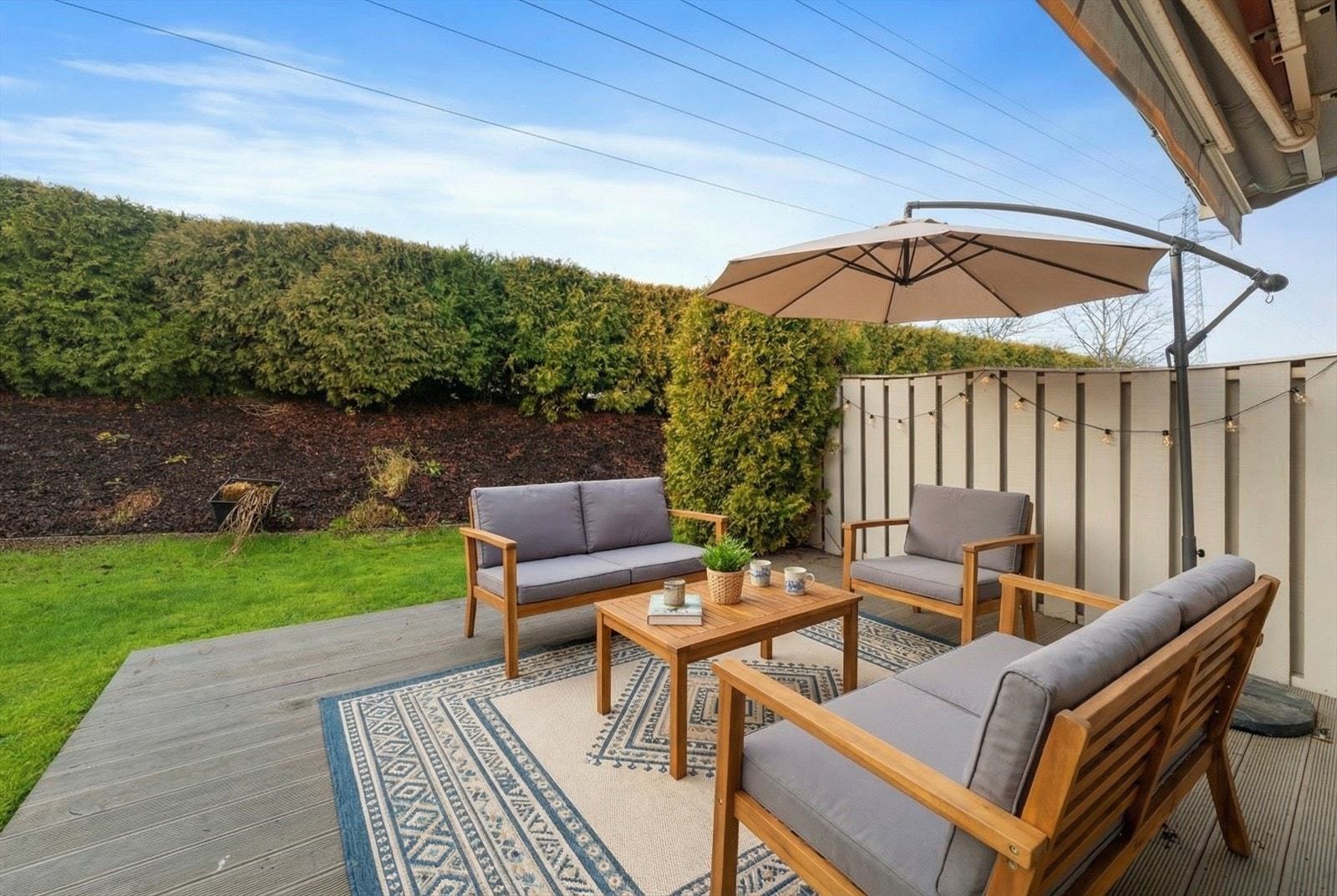 Vestvendt terrasse med svært gode solforhold Galleribilde