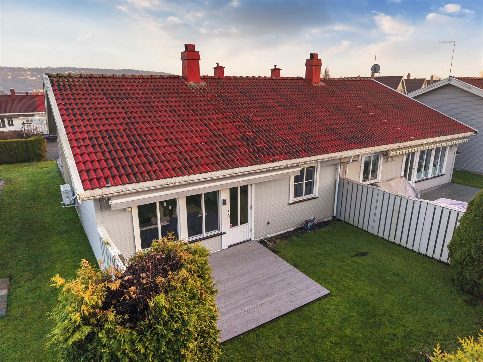 Boligen ligger i et attraktivt, barnevennlig og sentralt boligområde mellom Skien og Porsgrunn. Galleribilde