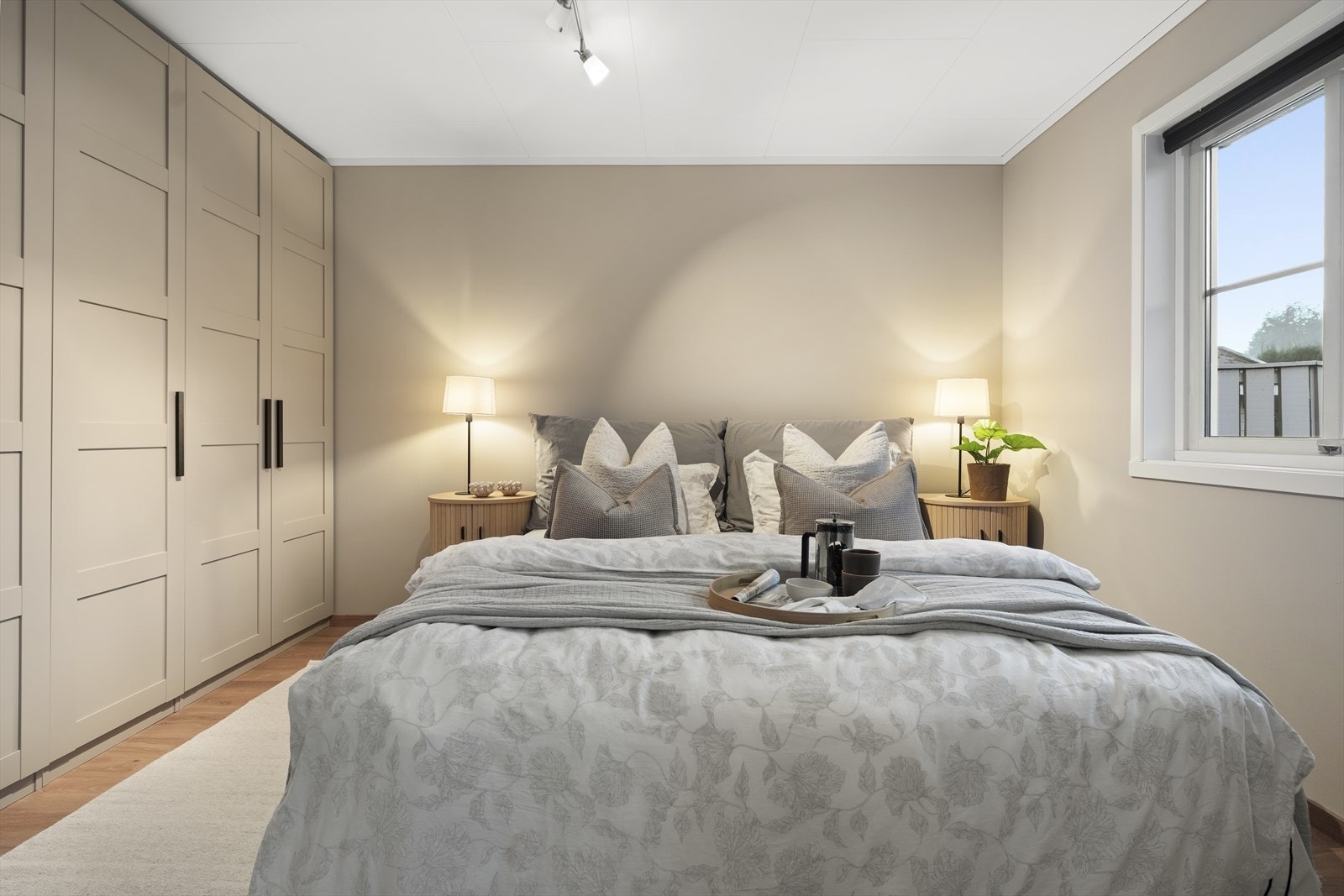 Det er god oppbevaringsplass i lekker garderobe med Pax-innredning Galleribilde