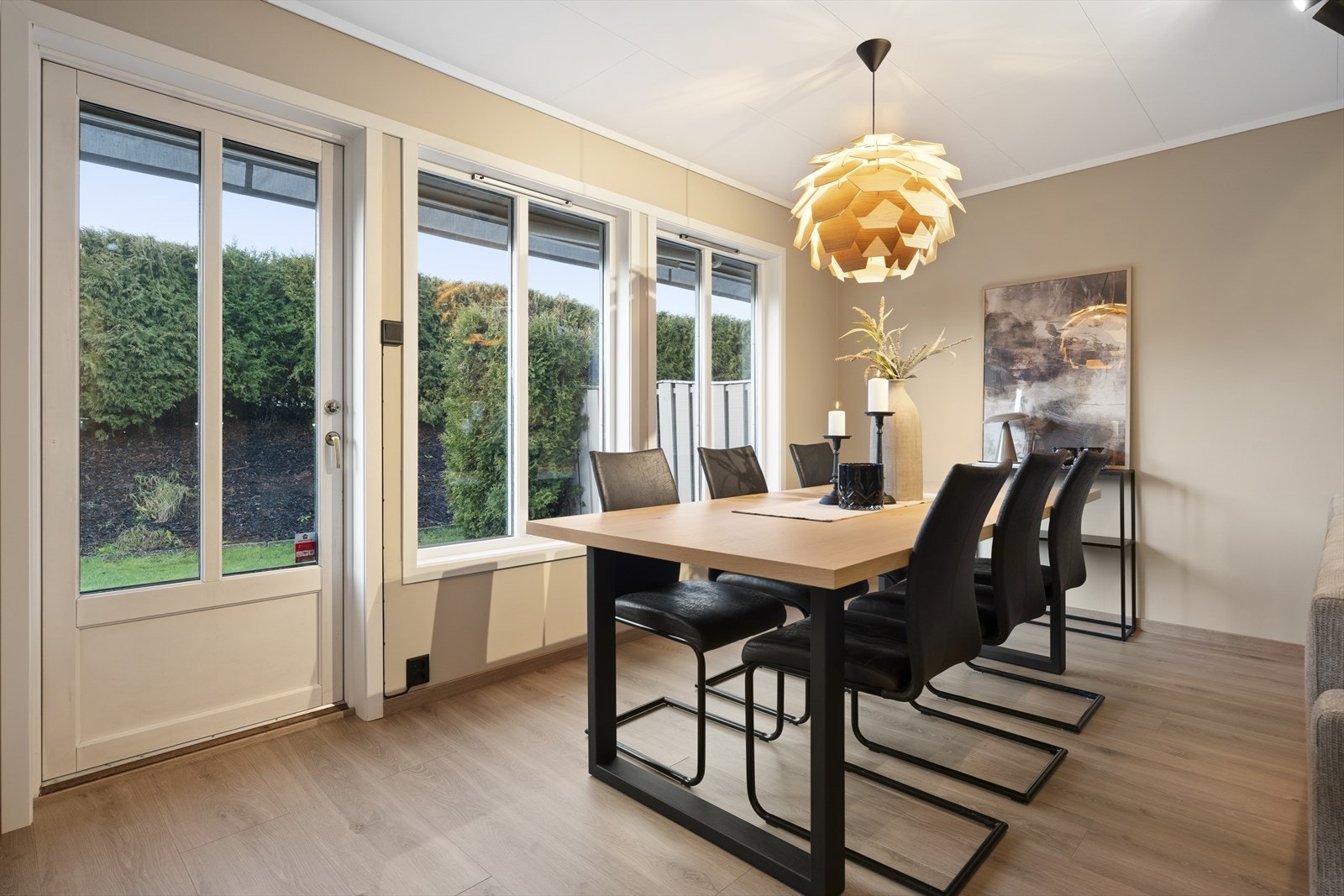 Fra stuen er det utgang til vestvendt terrasse Galleribilde