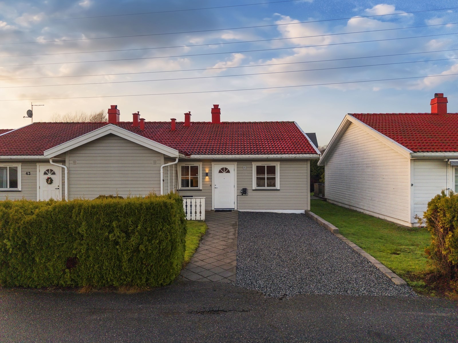 Det er satt opp elbil-lader på fremsiden av boligen Galleribilde