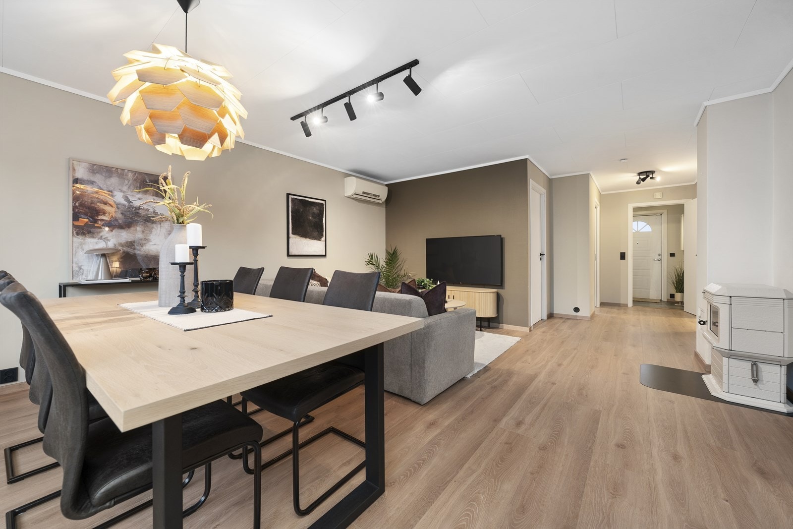 Varmepumpe og vedovn sørger for god oppvarming av stuen Galleribilde