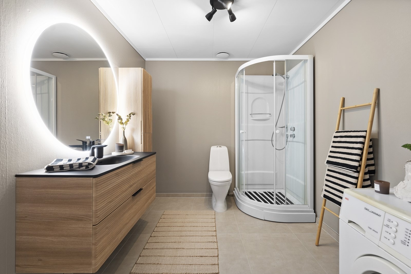 Baderommet har nylig blitt oppgradert med nye fliser på gulv og ny, delikat baderomsinnredning Galleribilde