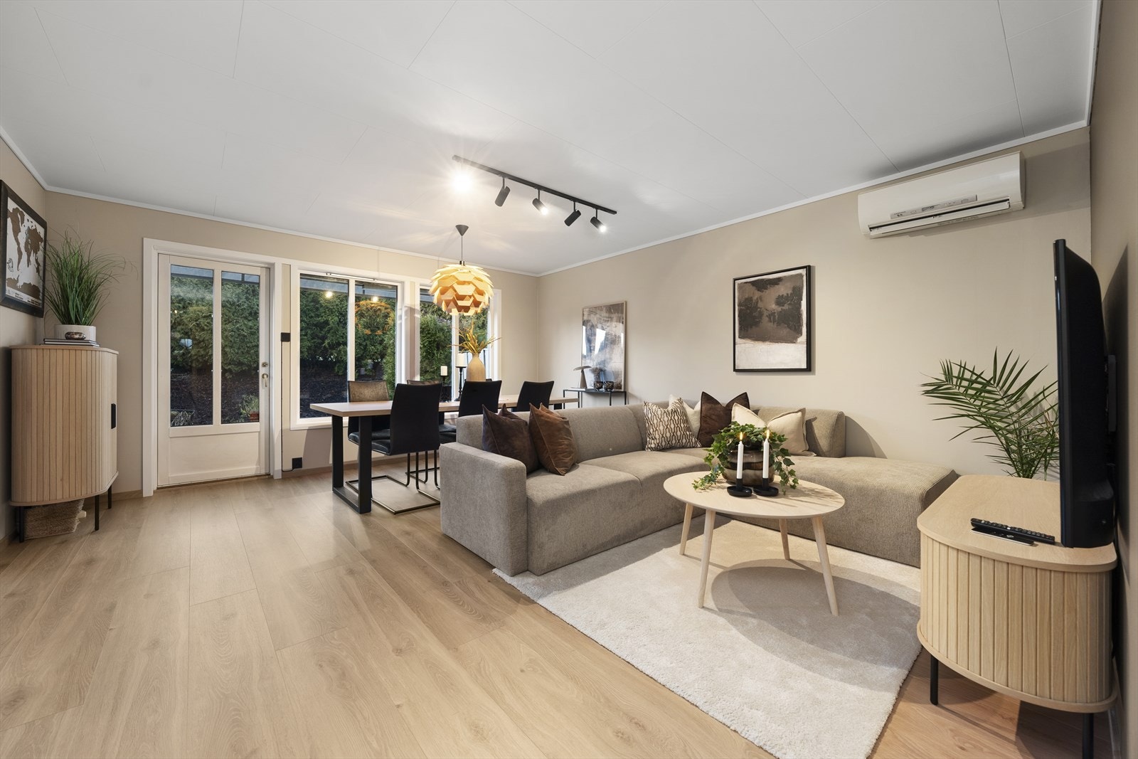 Innbydende stue med god plass til langbord, sofagruppe og annen møblement Galleribilde