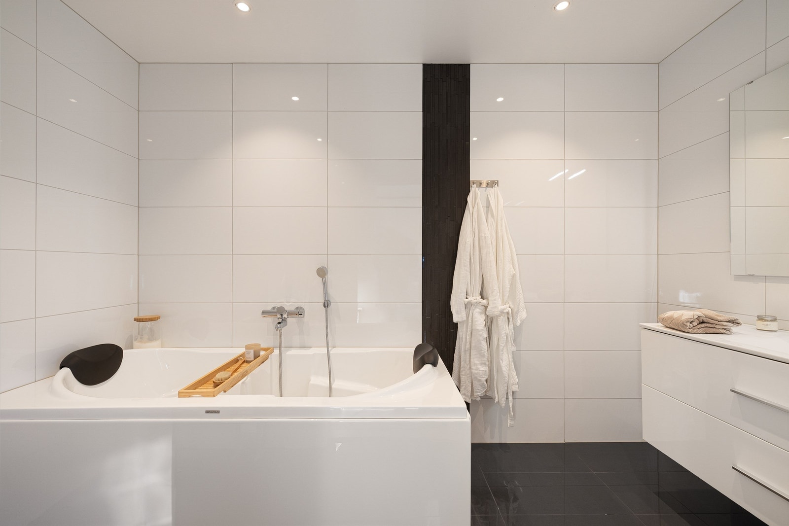 Med nesten 6 kvm. er dette det største blant boligens to bad. Galleribilde