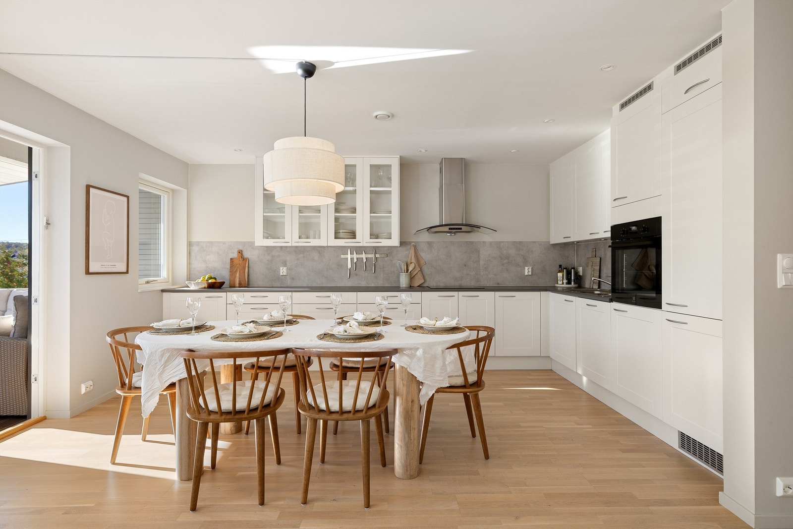 Benker med meterlange arbeids- og avlastningsflater gjør kjøkkenet meget praktisk å benytte i det daglige. Galleribilde