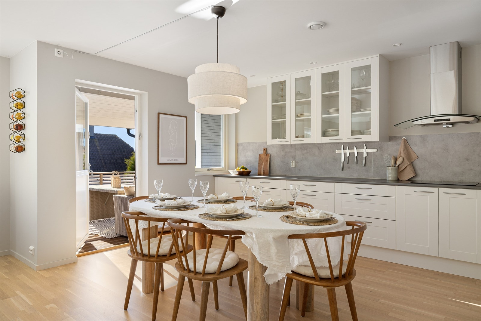 Ut til verandaen er det enkelt å ta med mat og drikke - rett fra kjøkkenet innenfor. Galleribilde