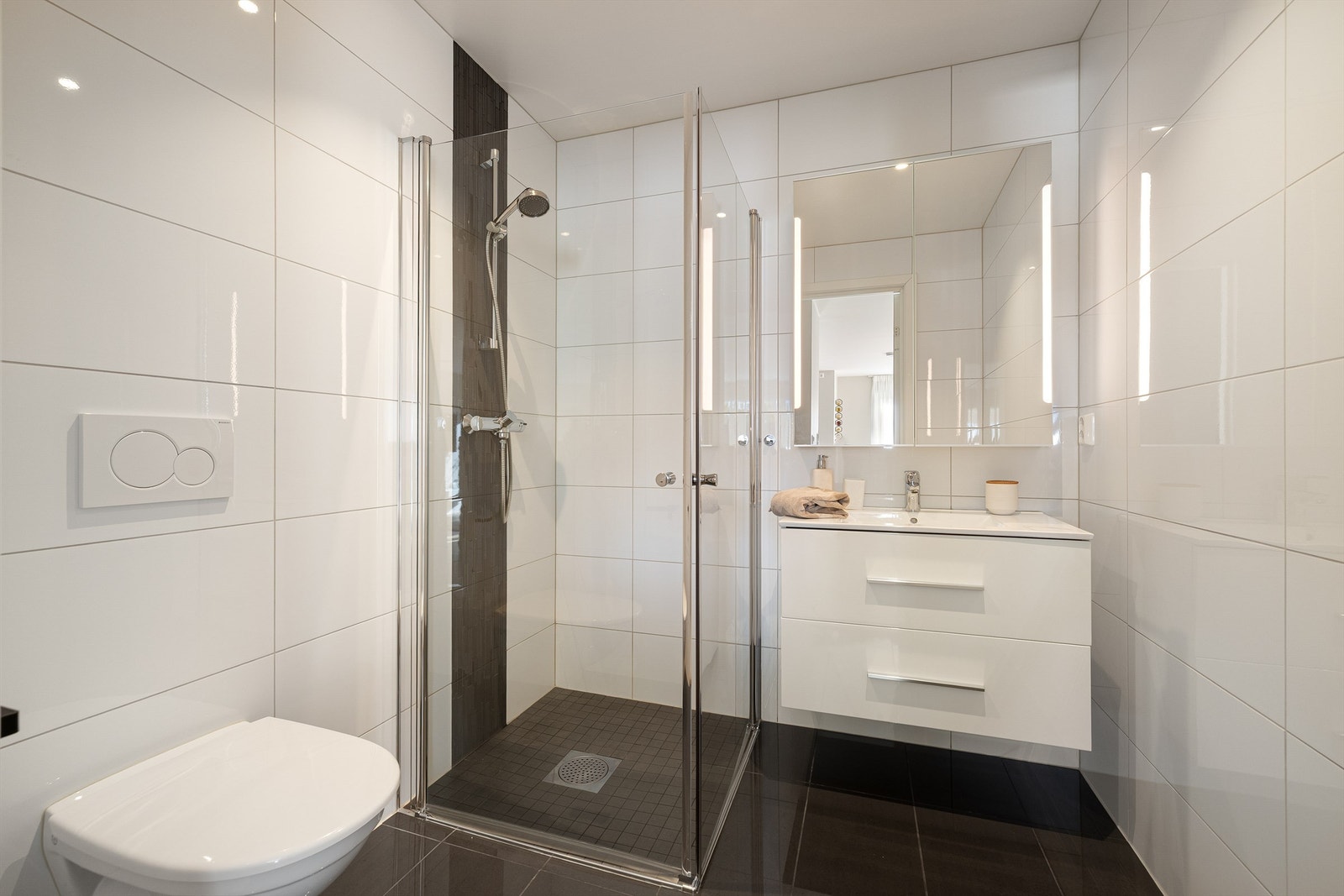 Like praktisk som fire soverom er det med to moderne bad. Dette er plassert midt mellom soverommene i andre etasje. Galleribilde