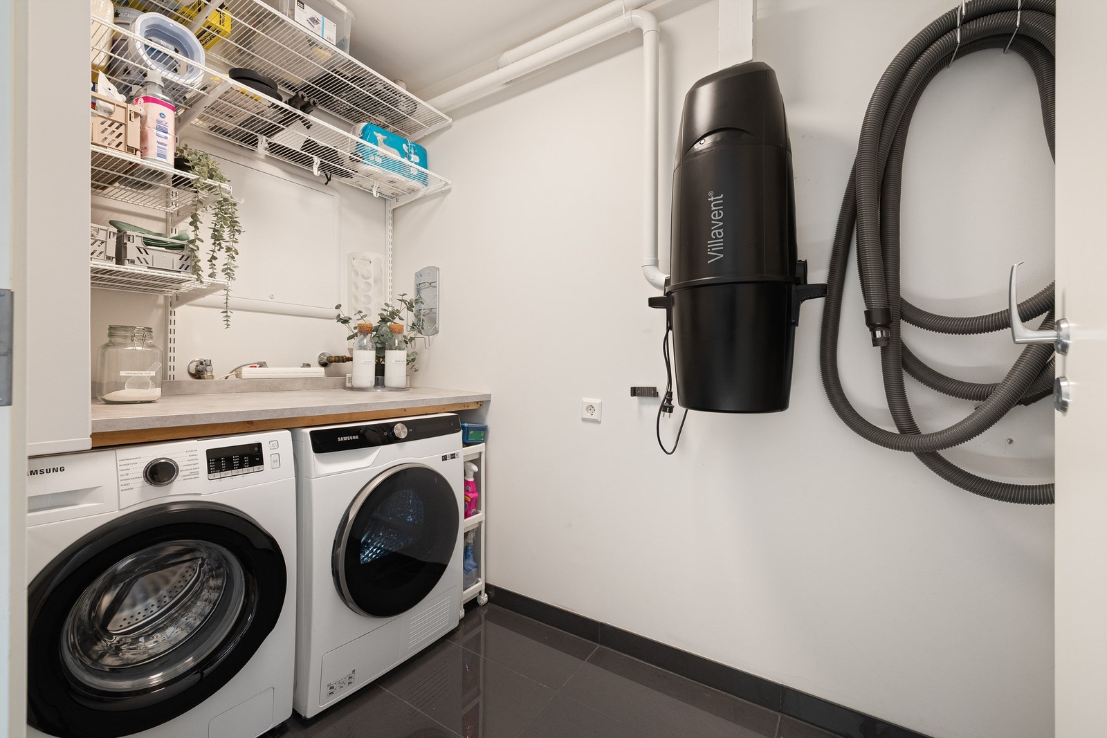 De arealkrevende hvitevarene vaskemaskin og tørketrommel har dedikert plass i teknisk rom i første etasje, fremfor på badene. Galleribilde