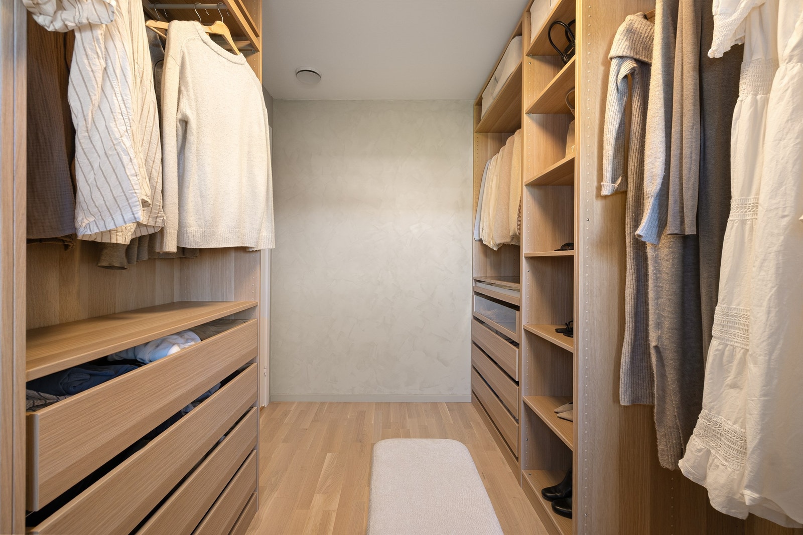 Garderobeinnredning i serien Pax fra IKEA holder klærne organisert og lett tilgjengelig. Galleribilde