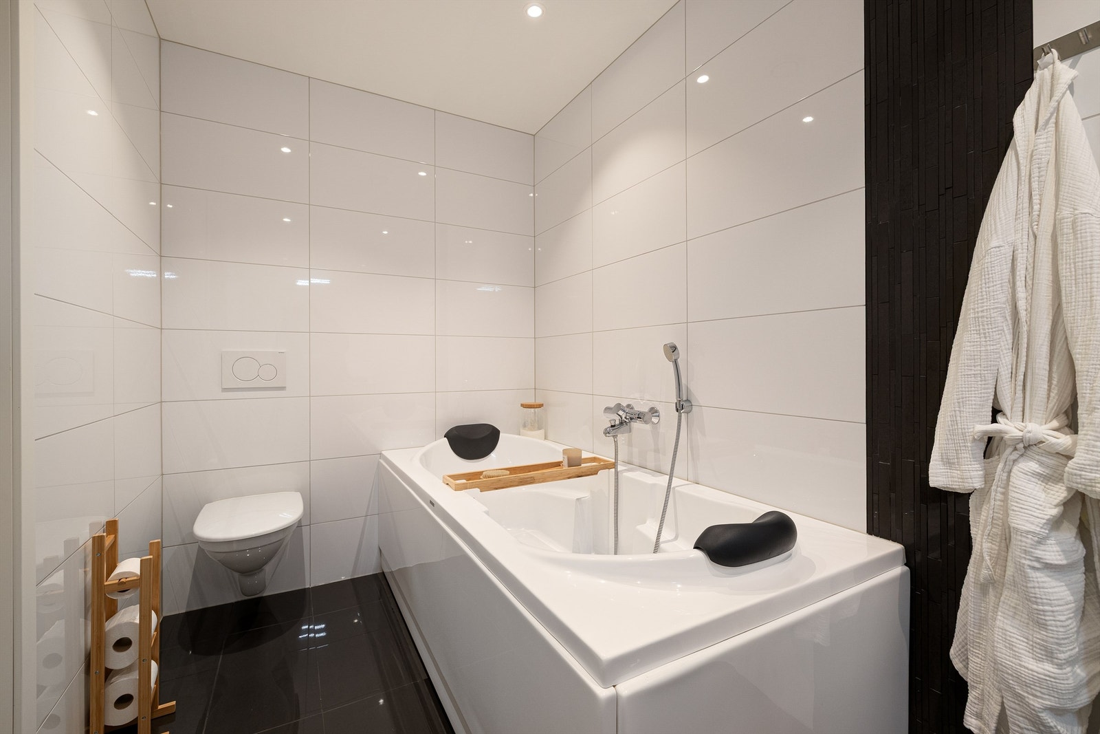 Med badekar i første etasje og dusj i andre får du valgfrihet i hverdagen. I badekaret er det sitteplass for to personer. Galleribilde