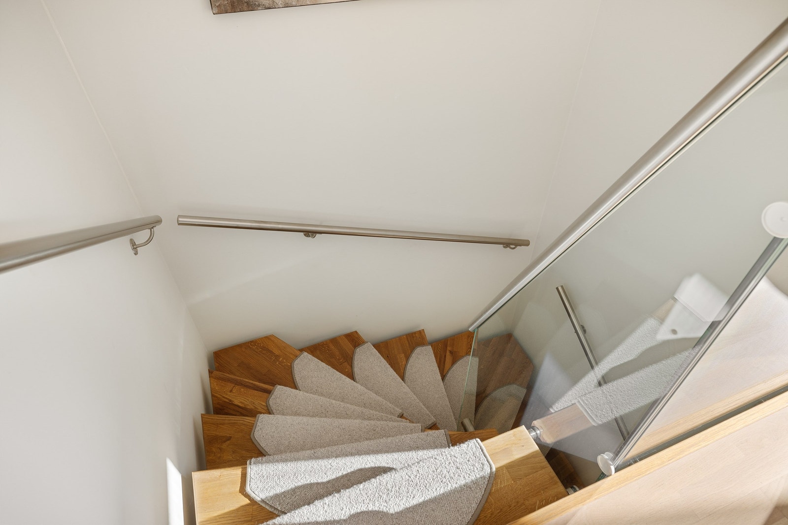 Trappens trinn er sklisikret og festet til ramme i metallkonstruksjon som gir et svevende uttrykk. Galleribilde