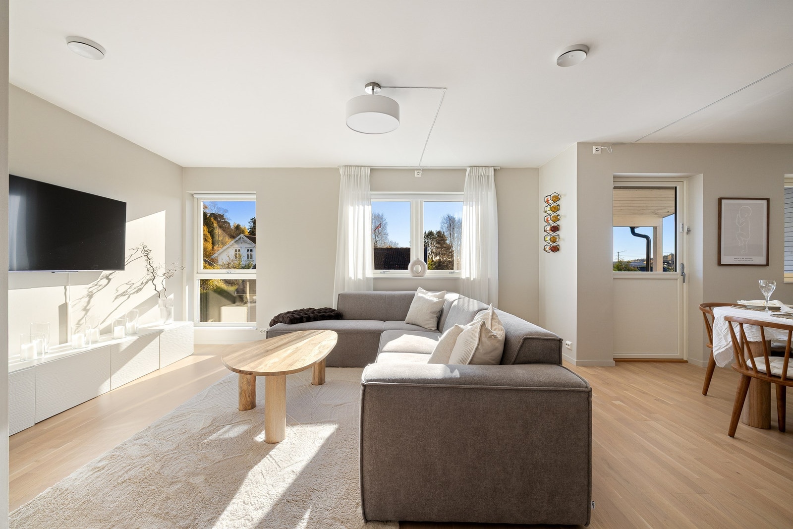 Vinduer mot syd gir gode sol- og lysforhold i stuen, dagen gjennom. Galleribilde