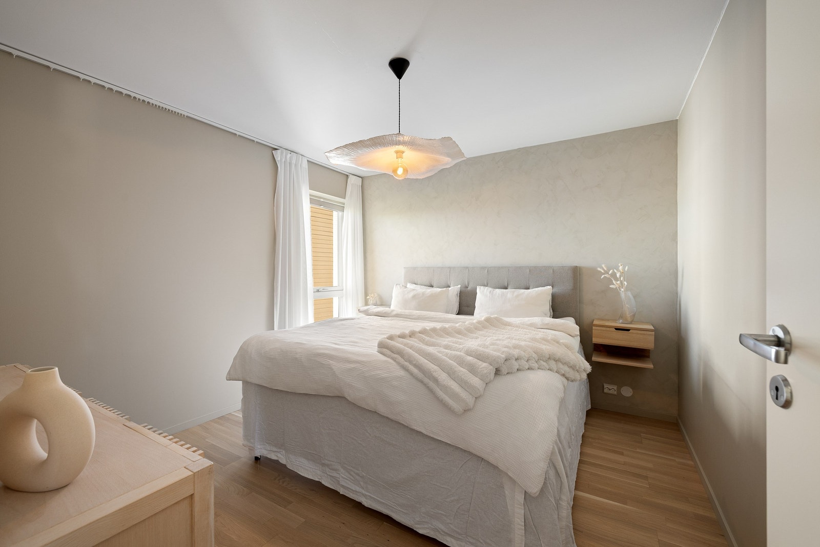 Boligens fire soverom er likt fordelt på etasjene. I andre inngår blant annet det naturlige hovedsoverommet. Galleribilde