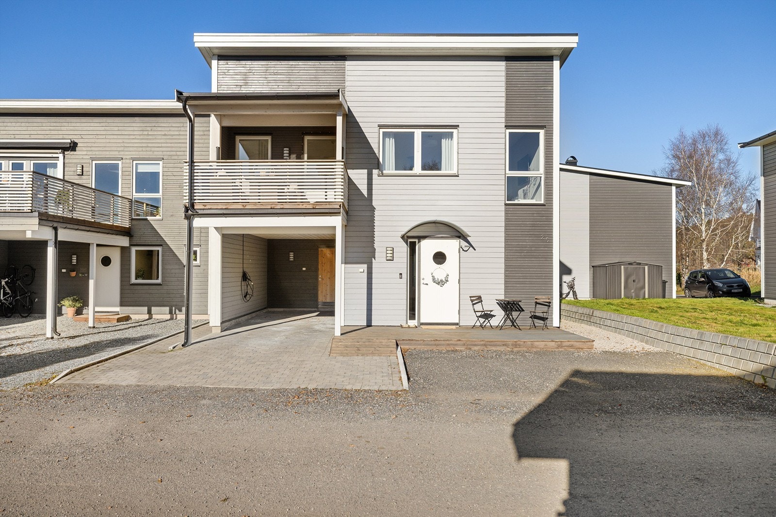 Inngangspartiets platting er solfylt fra morgen til sen ettermiddag sommerstid. Carporten har lader til EL-bil og tilknyttet sportsbod på hele 9 kvm. Galleribilde