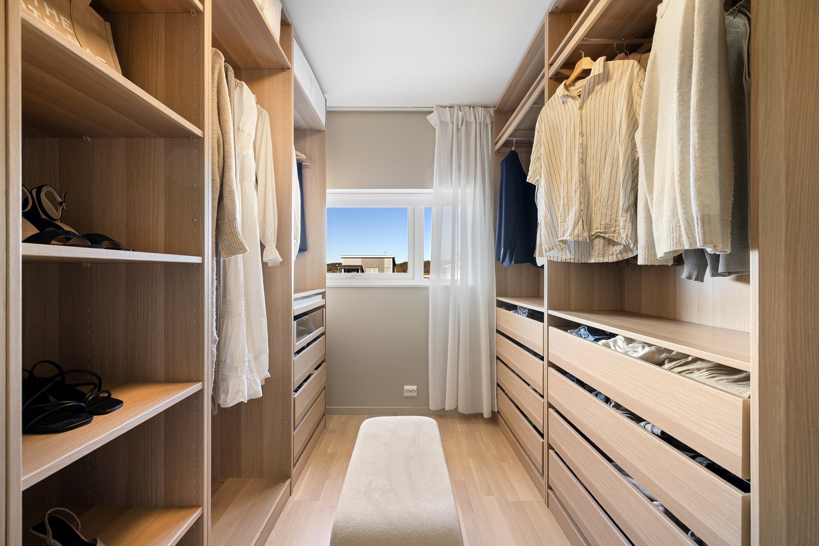 Dette soverommet på ca. 7 kvm. benyttes i dag som et dedikert omkledningsrom. Galleribilde