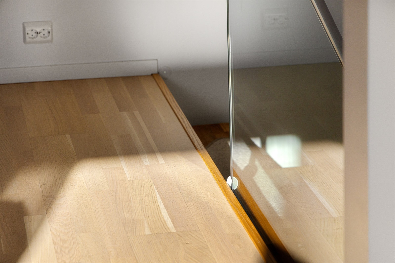 Stolpefritt rekkverk i herdet glass rammer elegant inn trappen. Galleribilde