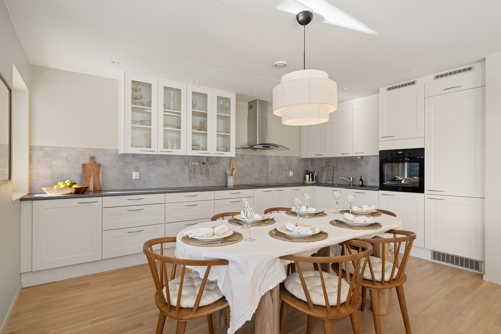 Kjøkkenets rike antall skap og skuffer har til sammen mange oppbevaringsmuligheter for utstyr til daglig bruk. Galleribilde