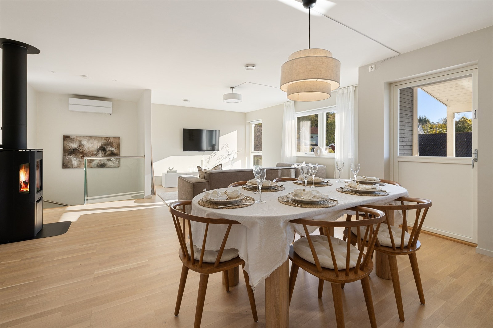 Stuen, spisestuen og kjøkkenet er samlet i en romslig sosial sone hvor det er god plass til familien i hverdagen og større anledninger gjennom året. Galleribilde