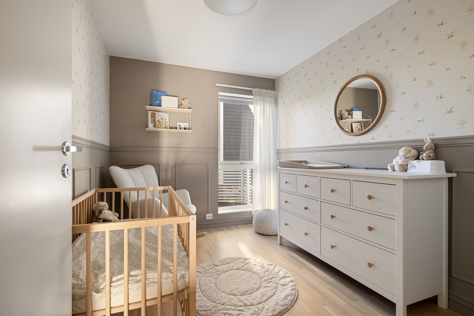 Soverommene i første etasje er ypperlige barnerom og har ca. 8 kvm. gulvflate hver. Galleribilde