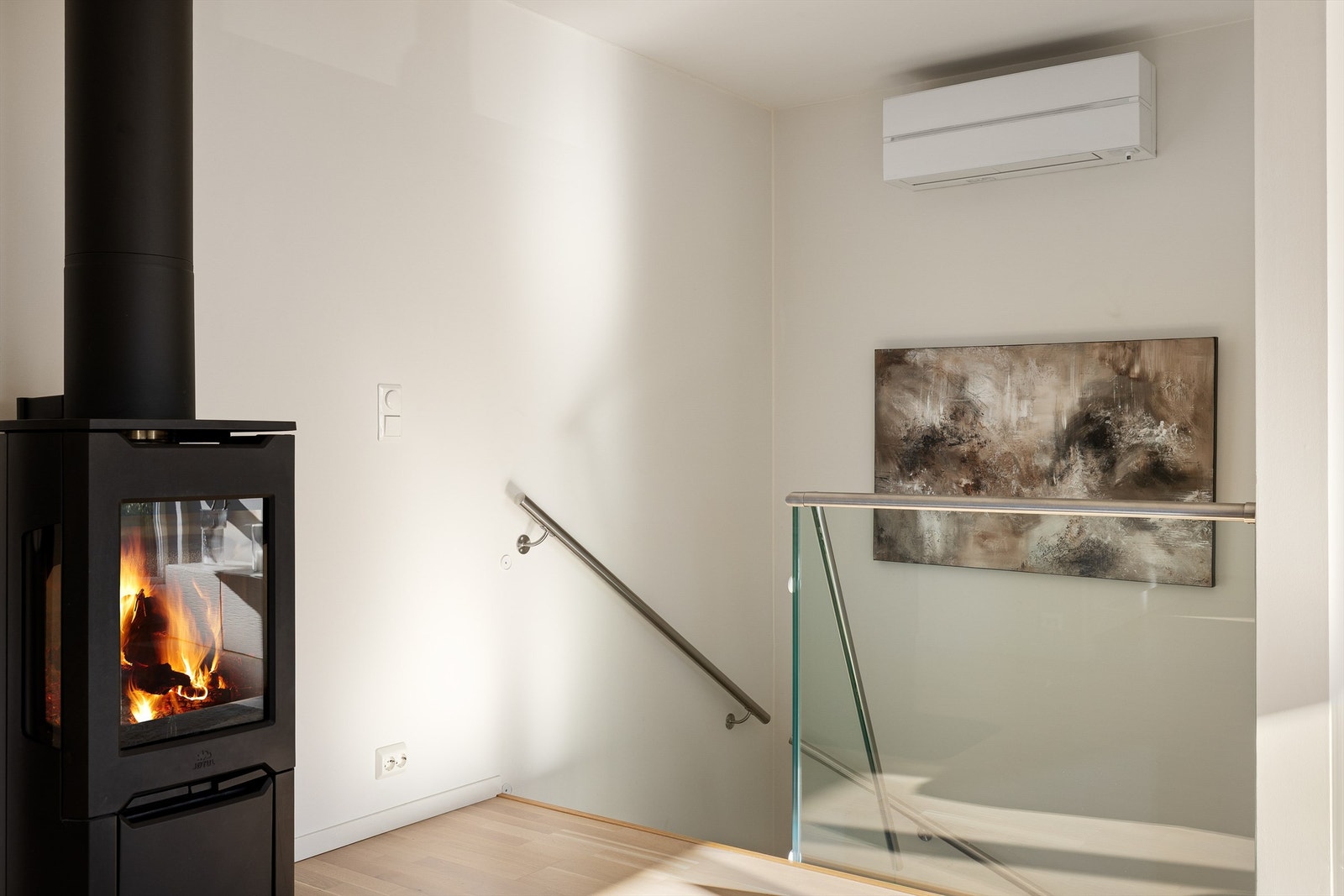 Luft-luft varmepumpe er smart plassert over trappen og sender varmluft også ned til første etasje. Galleribilde