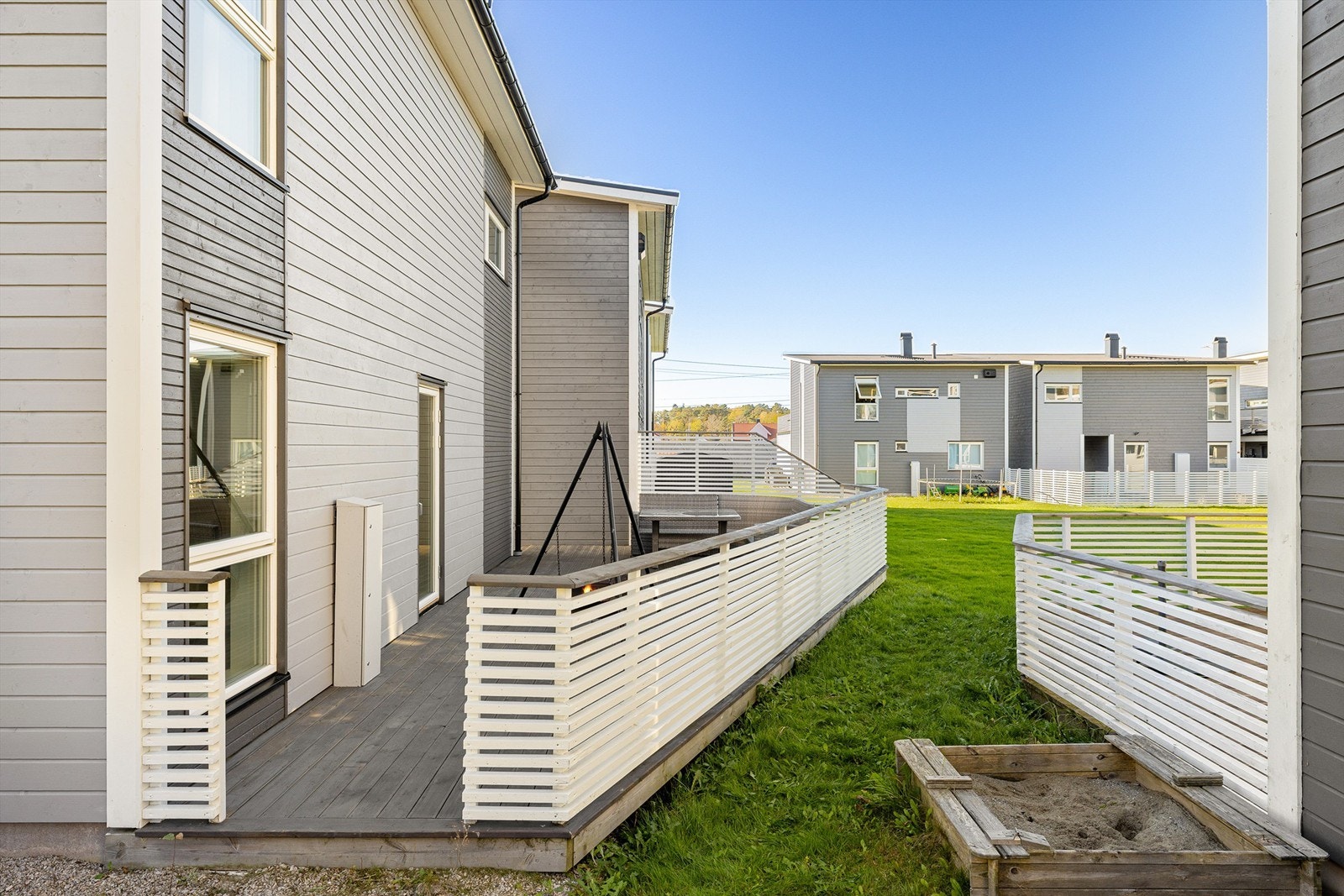 Gangveier på begge sider av boligen leder mellom gårdsplassen og markterrassen på baksiden. Galleribilde