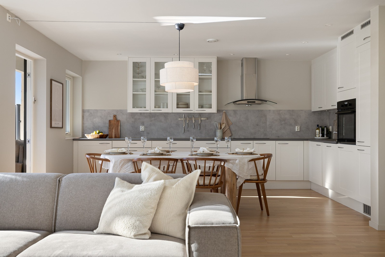 Kjøkkeninnredningen er en omfangsrik løsning Designa, supplert med overskap fra IKEA. Galleribilde