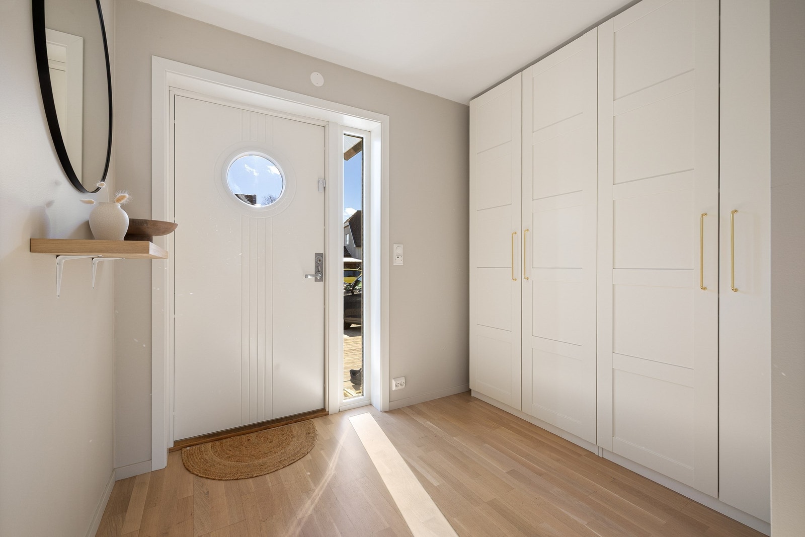 I entreens store doble garderobeskap kan yttertøyet enkelt henges av og hentes ut. Galleribilde