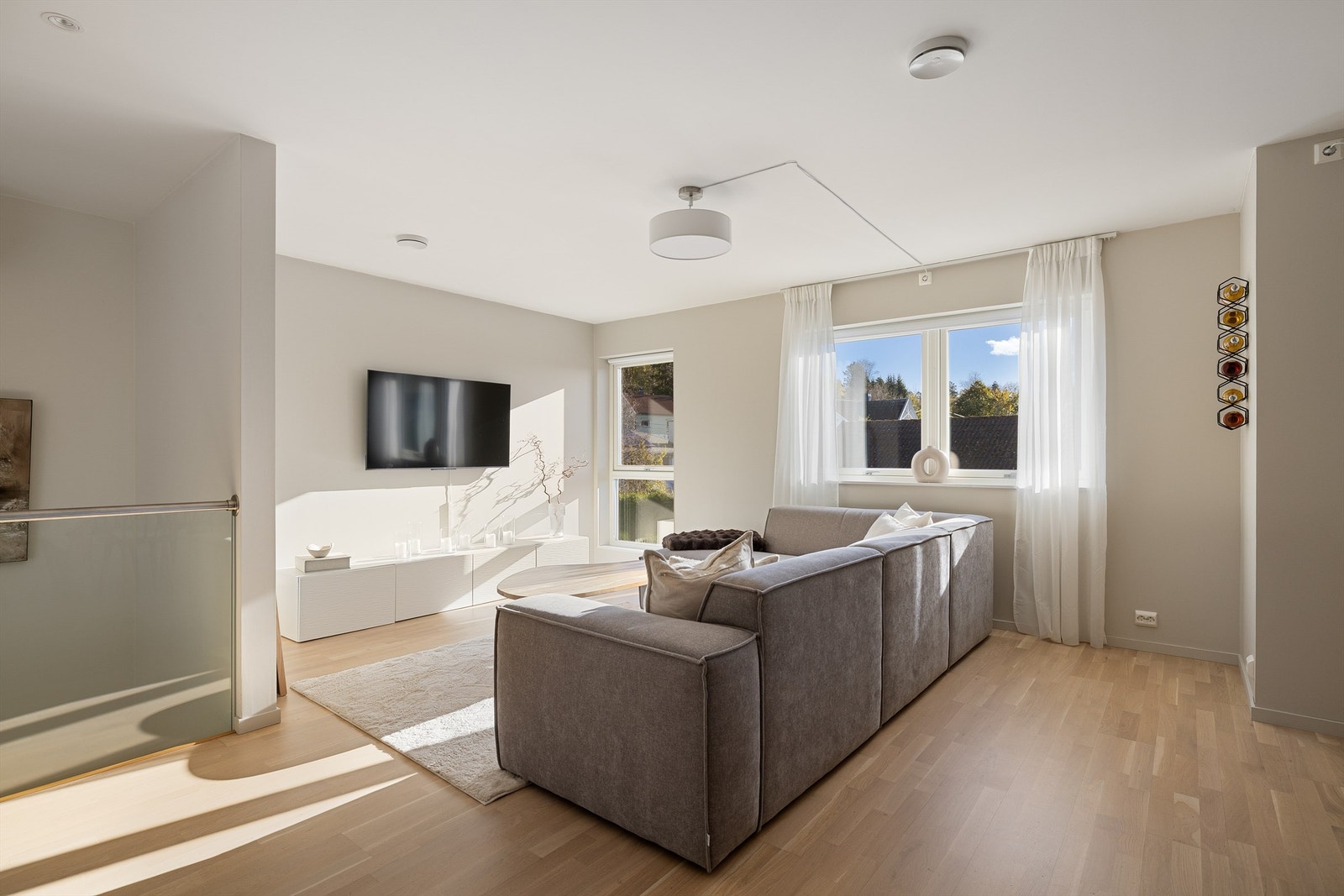 Flere rom er nymalt gjennom det seneste året, stuen inkludert. Moderne gardinskinner er også montert i flere rom. Galleribilde