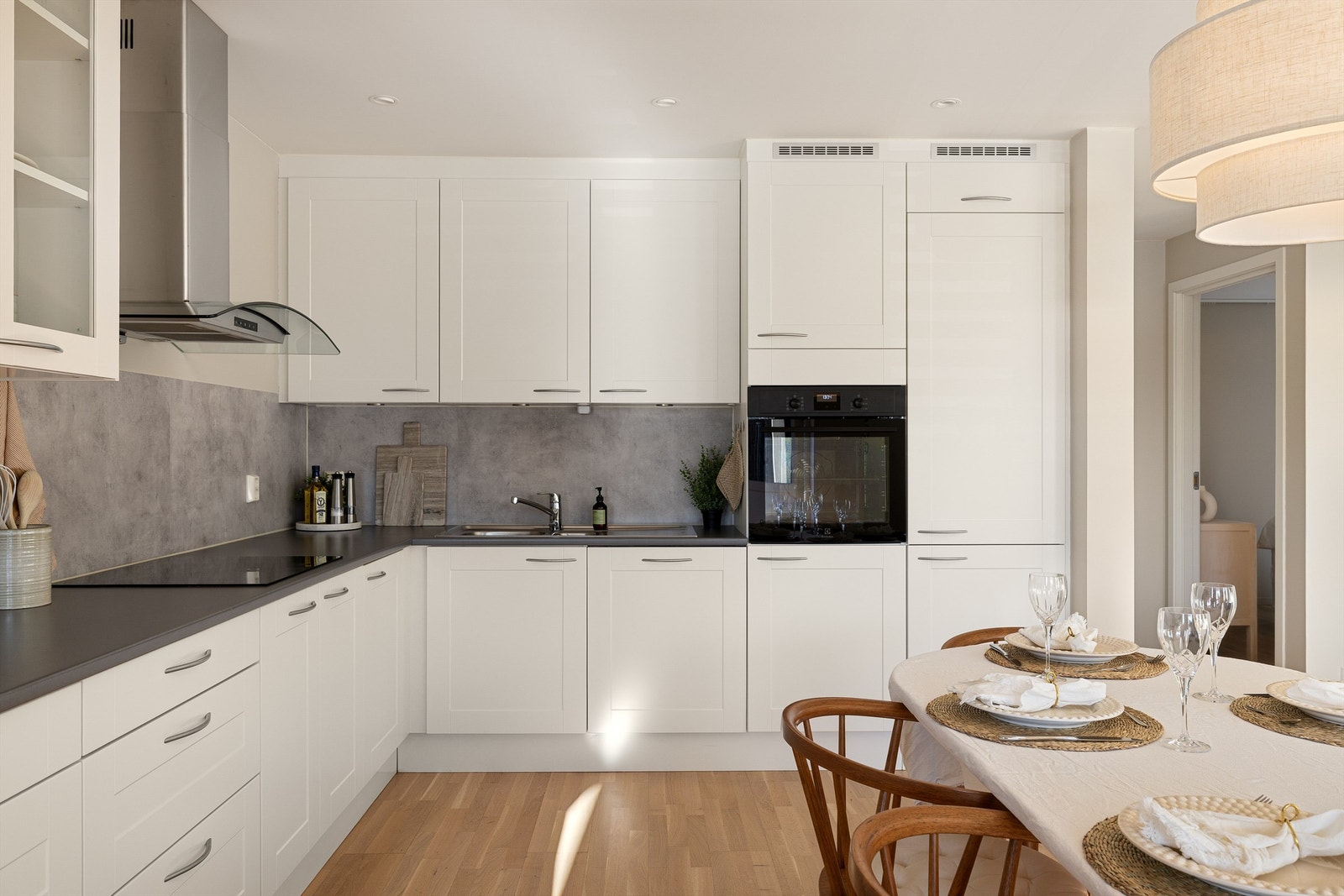 Samtlige av kjøkkenets hvitevarer er integrert og medfølger. Stekeovnen ble skiftet ut sent i 2024. Galleribilde