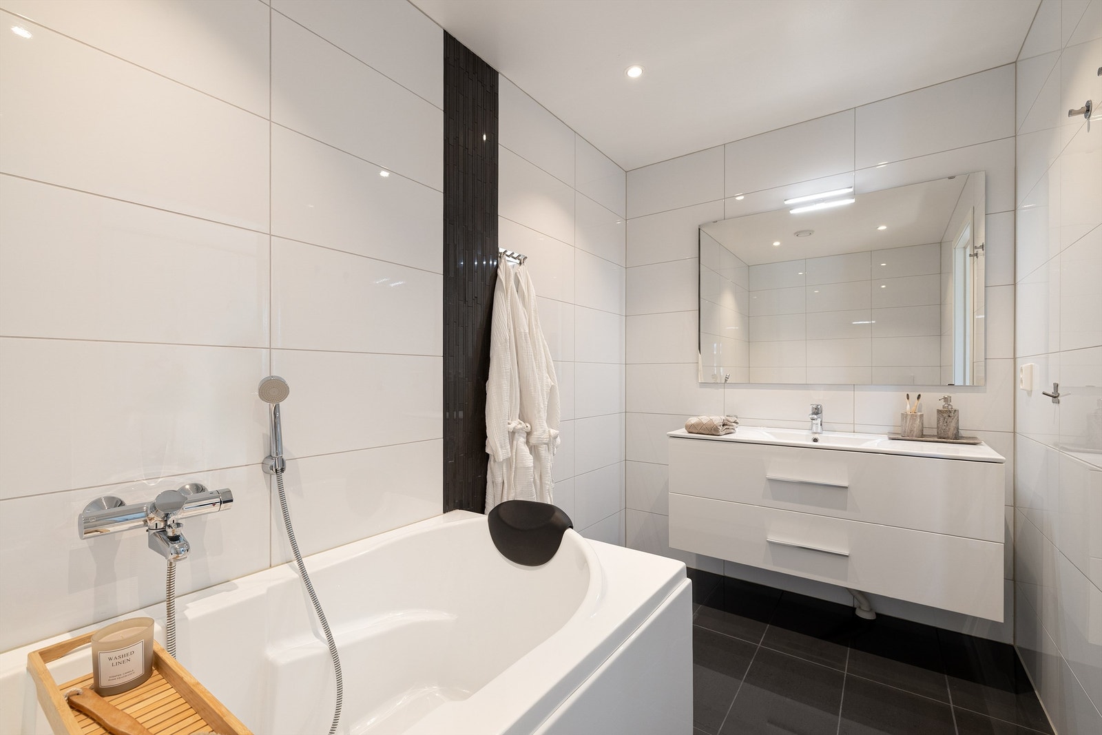 Badene er relativt likt utført, blant annet med moderne møbler i samme serie. Galleribilde