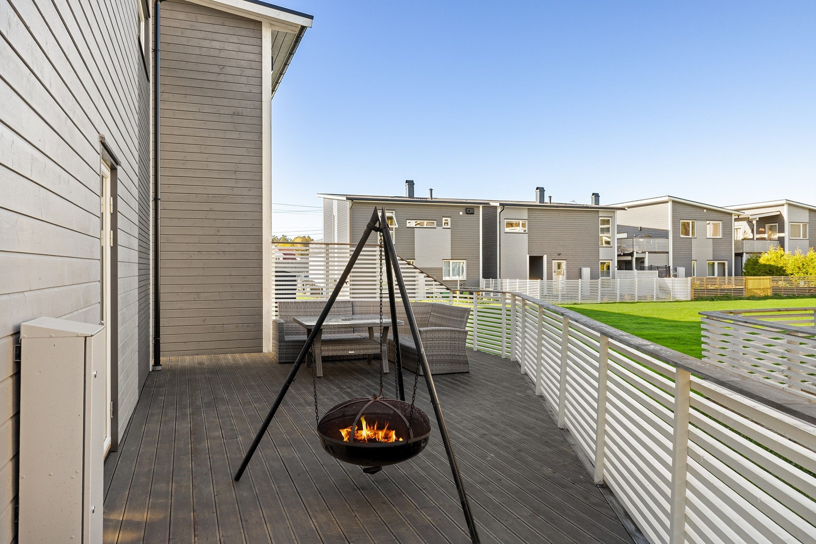 På denne 36 kvm. store markterrassen kan du sommerstid få med deg ettermiddags- og kveldssolen. Terrassen er også velegnet for helårs bruk. Galleribilde