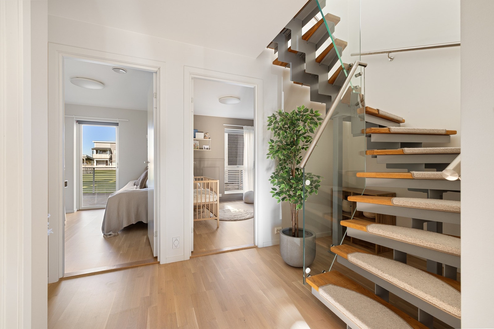 Alle fire soverom er orientert i nordlig retning, mot byggets svale side som er i skygge for solen store deler av dagen. Galleribilde