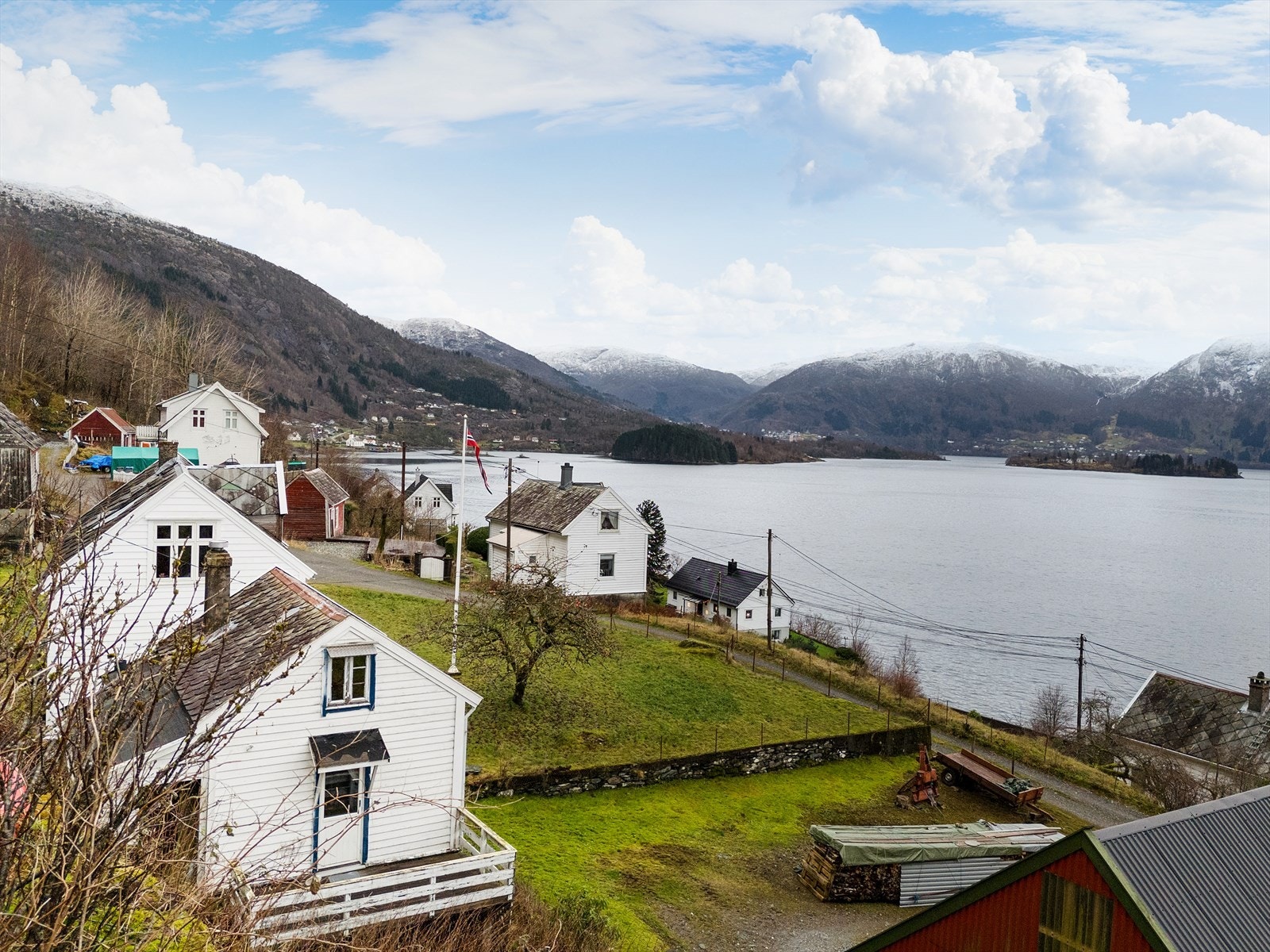 Eiendommen har en idyllisk og landlig beliggenhet ved Sørfjorden på Osterøy. Galleribilde