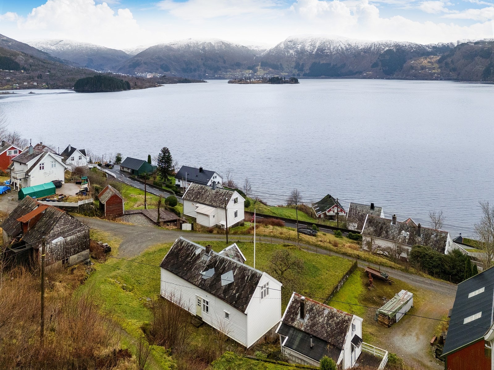 Fritidsboligen ligger i et stille og idyllisk naturområde, ideelt for deg som ønsker nærheten til både fjell og sjø. Galleribilde