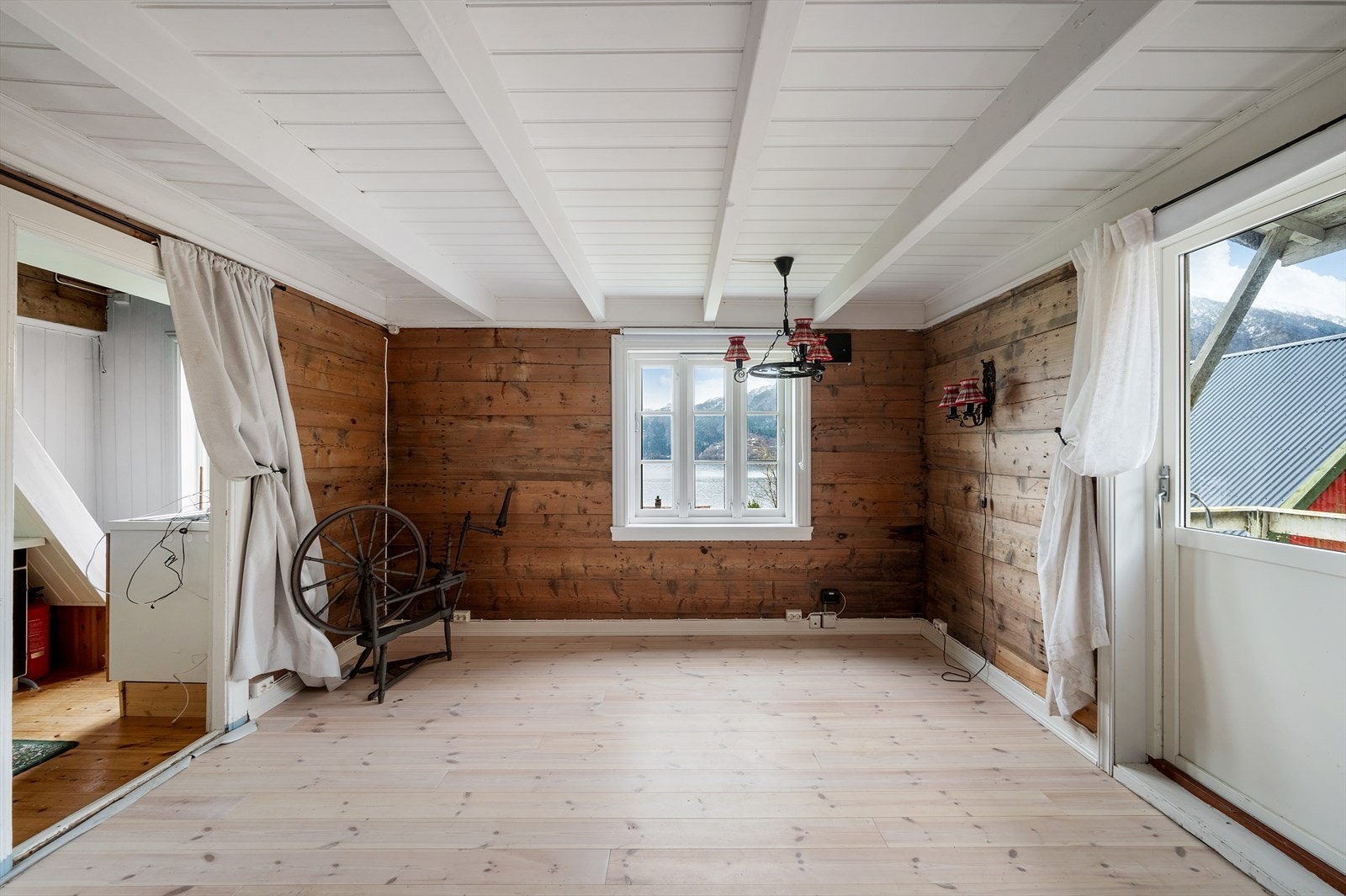 Hovedetasjen er 21m² og inneholder stue og kjøkken. Galleribilde