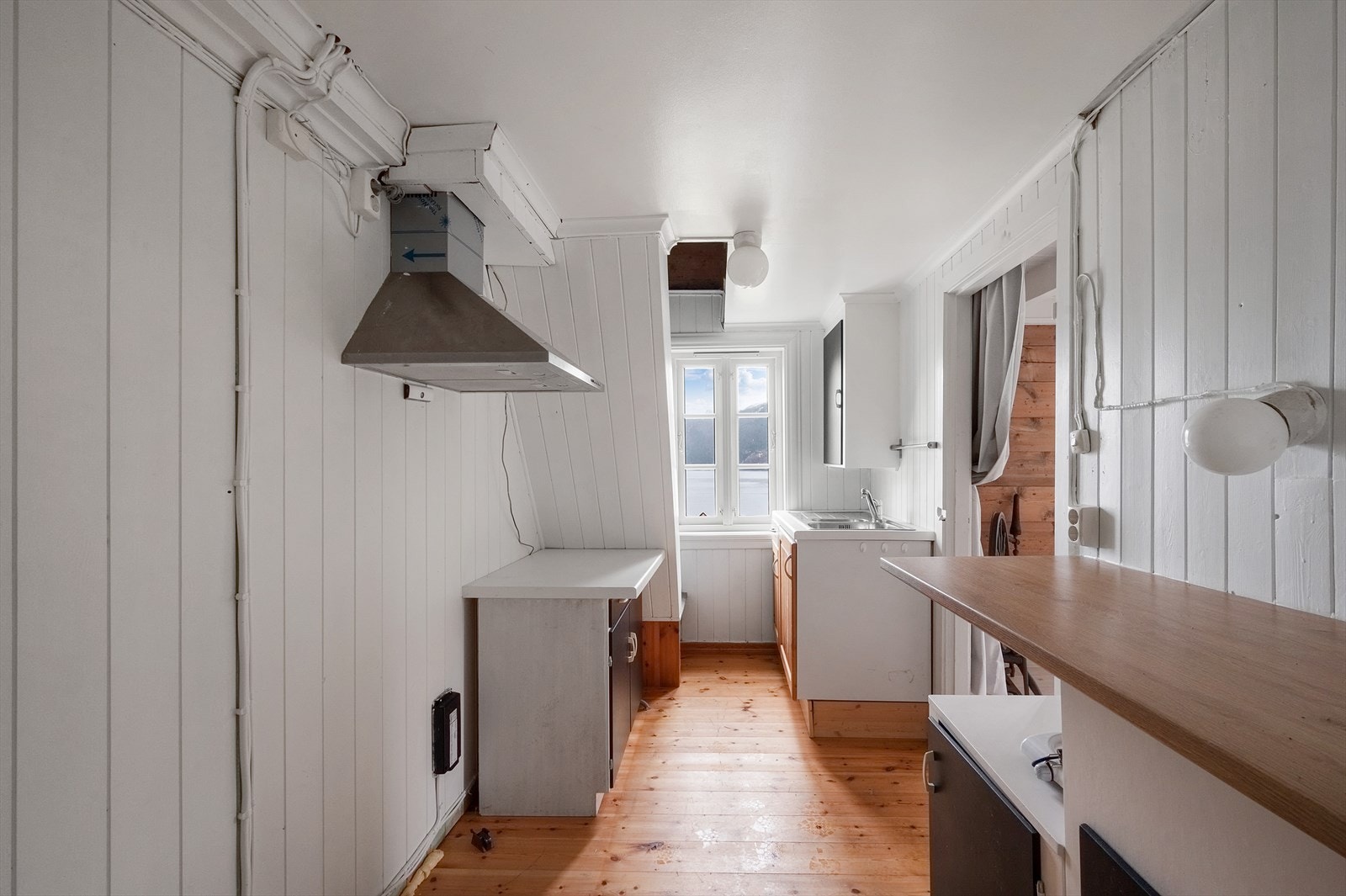 Kjøkkenet inneholder kjøkkeninnredning med profilerte/slette fronter, benkeplate i laminatm nedfelt stålvask og vegghengt ventilator. Galleribilde