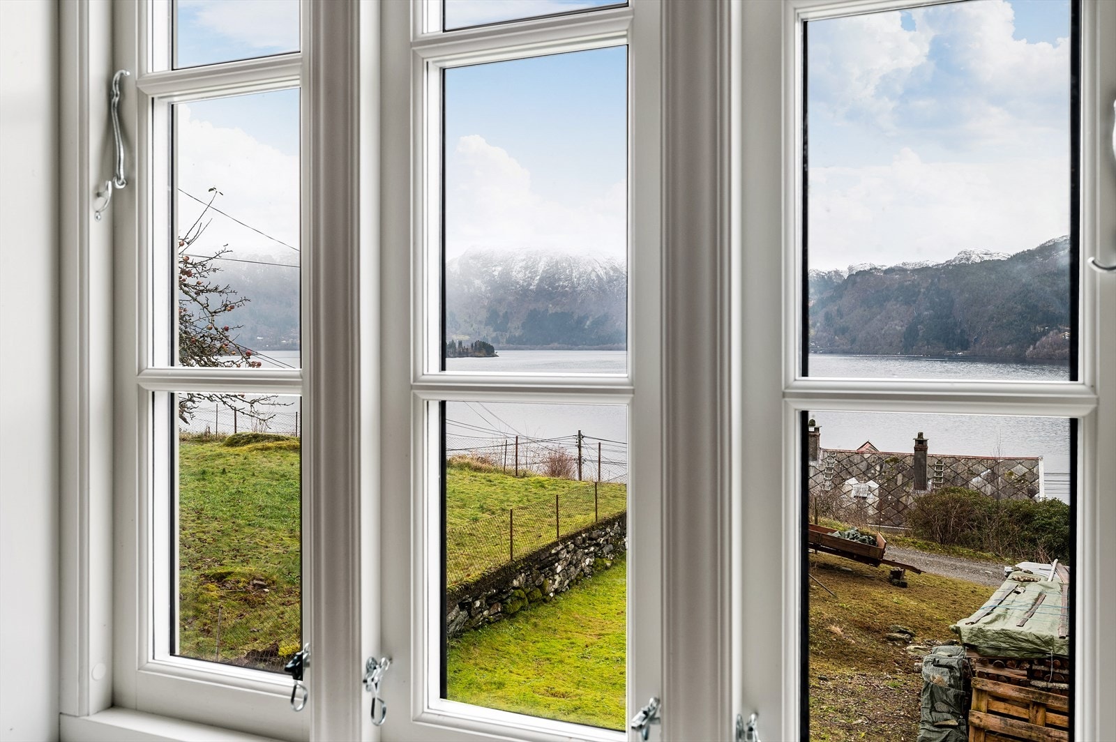 Her kan du nyte en luftig og høytliggende beliggenhet med vakker utsikt over Sørfjorden, og rikelig med sol gjennom store deler av dagen. Galleribilde