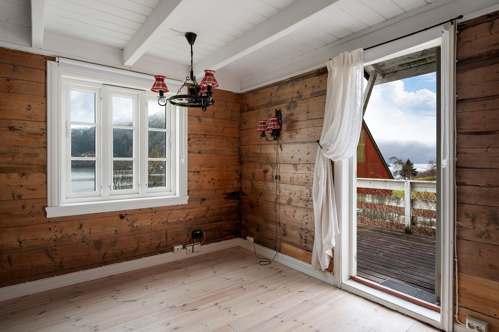 Fra stuen er det utgang til den solrike terrassen. Galleribilde