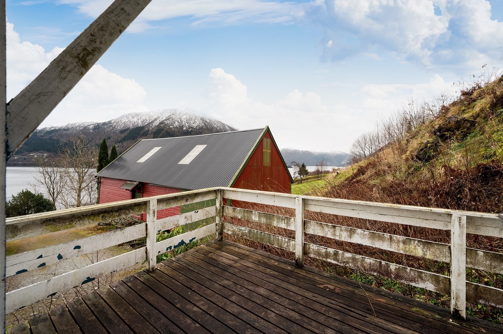Terrassen er sør-vestvendt og byr derfor på fantastiske solforhold store deler av dagen. Galleribilde