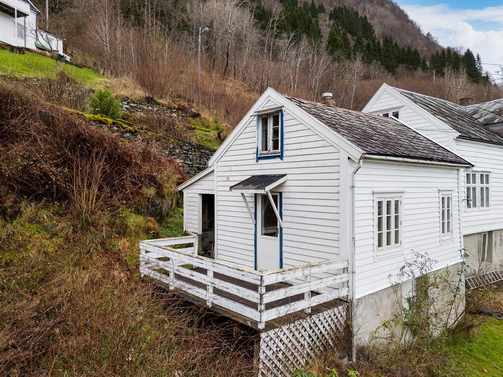 Fra boligen tar det ca. 20 min med bil til Øyrane Torg, 25 min. til Lonevåg og 3 min. til Bruvik sentrum hvor du finner nærbutikk og bensinstasjon. Galleribilde