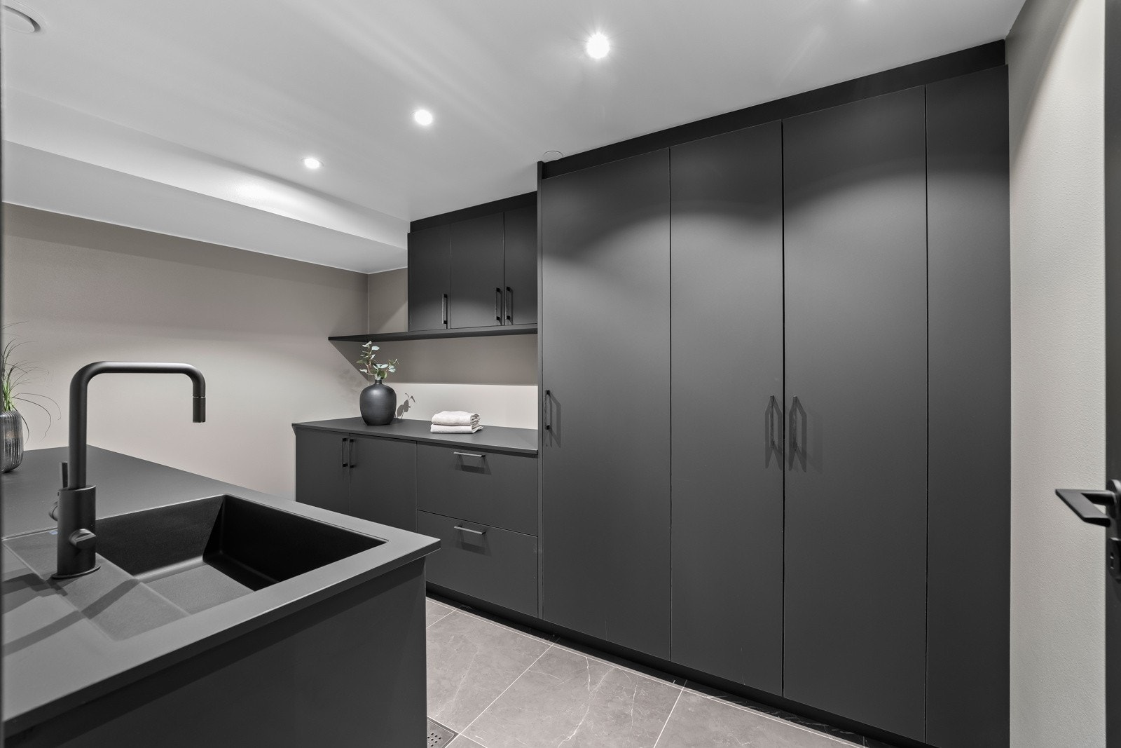 Eget vaskerom. Innredningen på vaskerommet er levert i høy kvalitet av Drømmekjøkkenet, og består av to benkeskap, en nedfelt vaskekum, store høyskap og en rekke overskap - alle med sorte fronter. Galleribilde