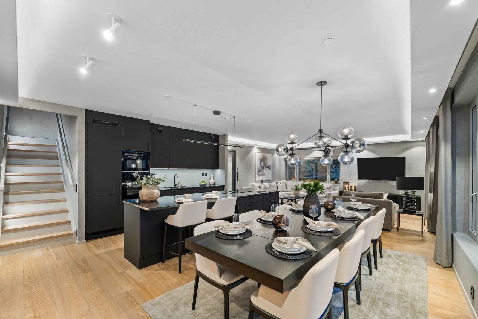 Leiligheten ligger i et urbant og moderne boligområde sentralt i Lillestrøm sentrum. Sentrum er i stadig utvikling, og reisetiden på kun 12 min inn til Oslo har gjort byen til et attraktivt sted å bosette seg. Galleribilde