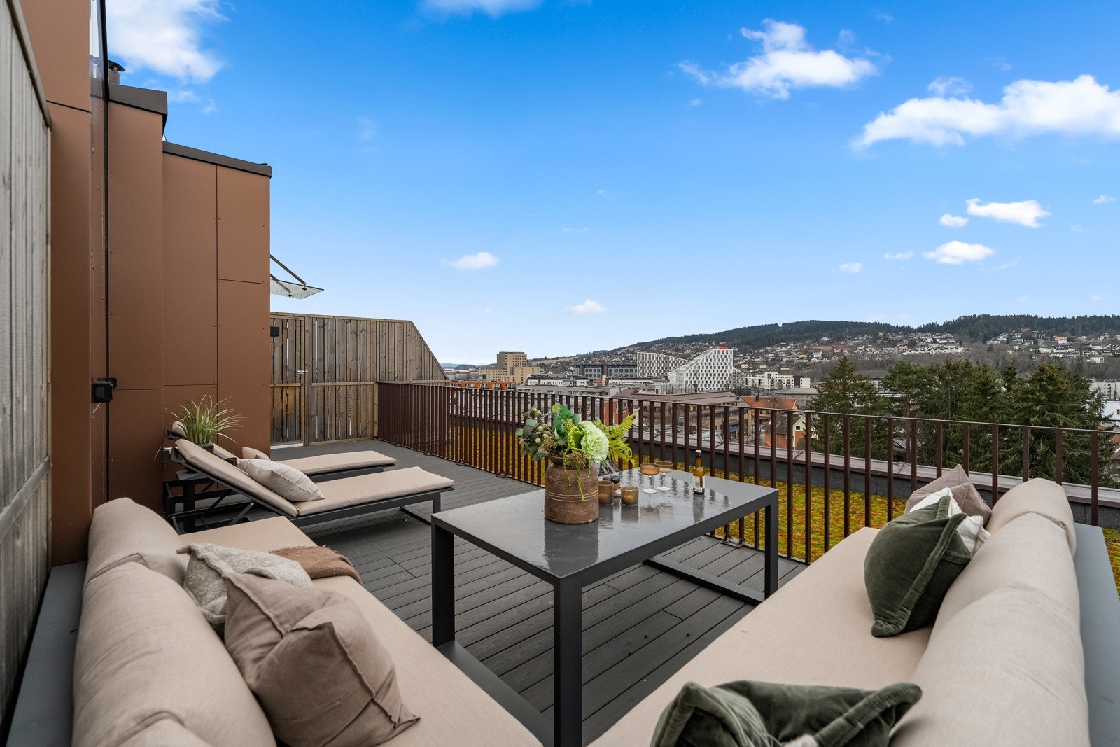 Et av de store høydepunktene ved leiligheten er en takterrasse på ca. 30 kvm med panoramautsikt over Lillestrøm. Terrassen er påkostet med ekstra stikkontakter og vedlikeholdsfritt komposittgulv av høy kvalitet. Galleribilde