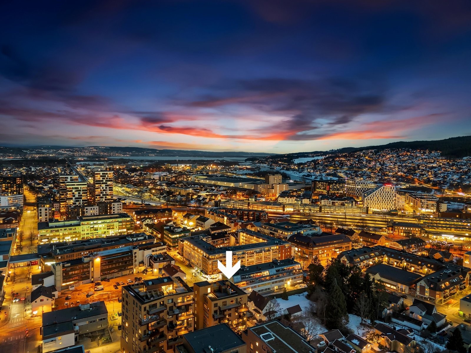 Rett utenfor døra har man tilgang på togstasjon, en rekke butikker og et rikt utvalg av restauranter. Galleribilde