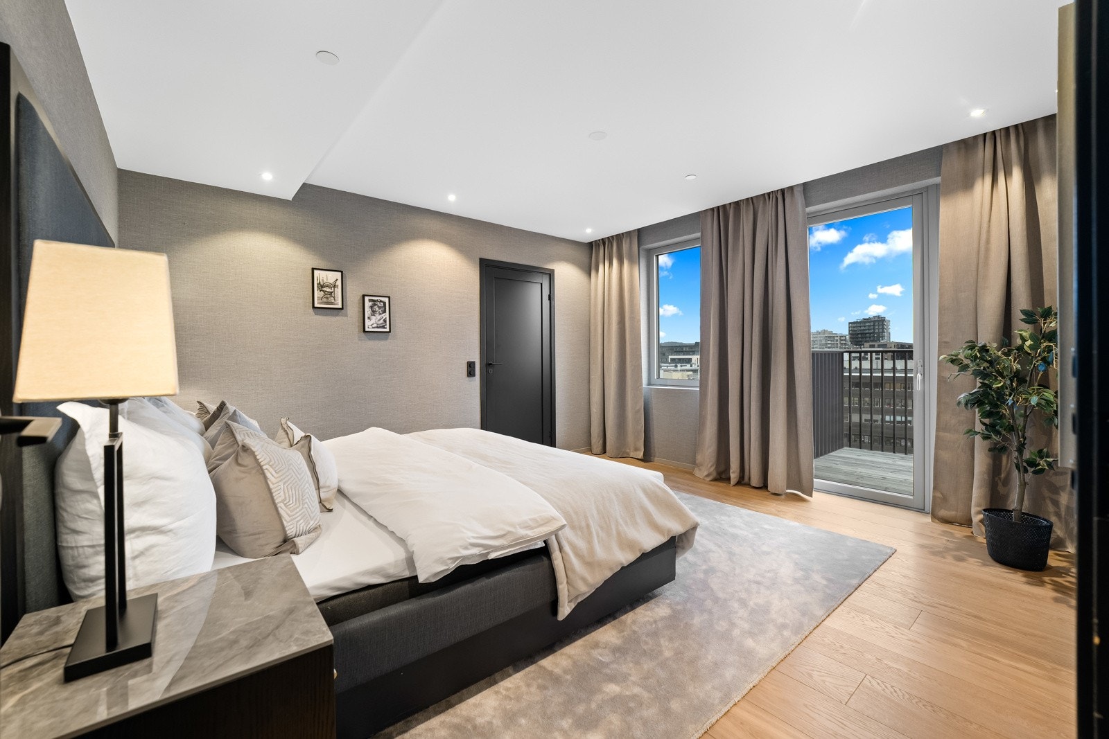 Hovedsoverommet er en del av en privat masterfløy med spesialbygd bad og egen balkong. Galleribilde