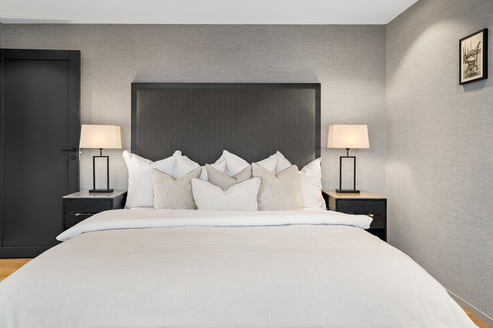 Veggene er kledd i en eksklusiv tapet med fin struktur, noe som bidrar til en avslappende atmosfære. Galleribilde