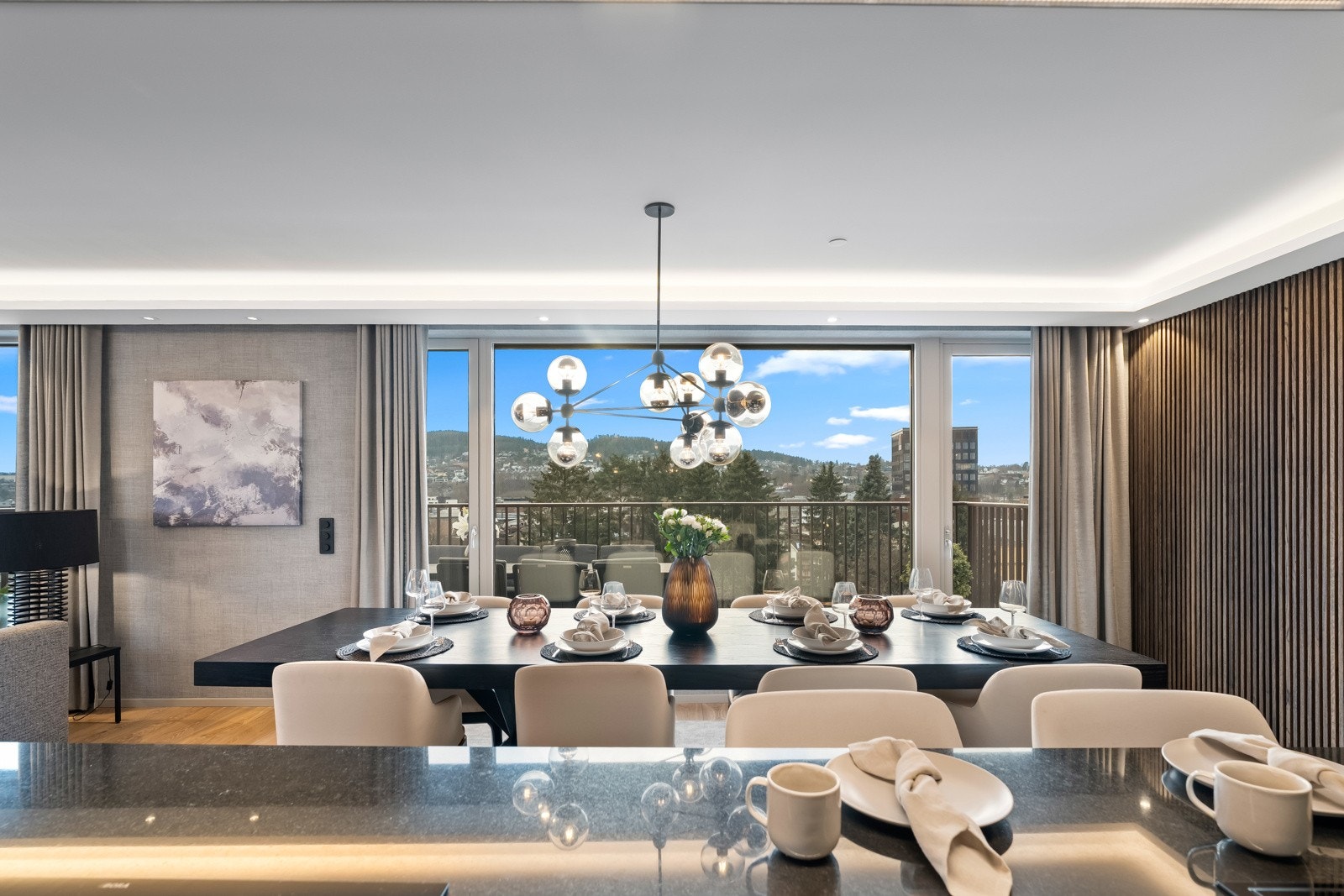 Leiligheten er en del av et moderne bygg fra 2023, og har en uslåelig intern beliggenhet på hjørnet i toppetasjen. Stuen har god plass til flere soner og sittegrupper, og ved kjøkkenet kan venner og familie samles for hyggelige måltider rundt et langbord. Galleribilde